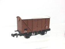Graham Farish 373-751B N Gauge BR 12t Plywood Vent Van B772139 (Wrong Box)