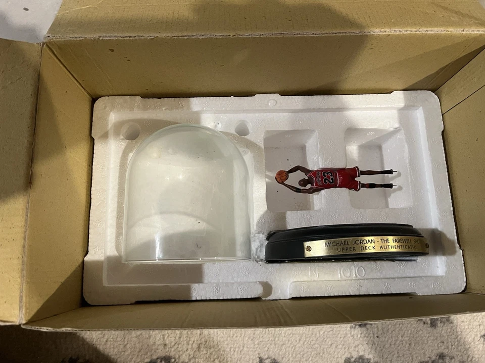 Michael Jordan UpperDeck Tributes Liftoff & Farewell Shot Figurine 1999 With BOX - Image 4 of 4