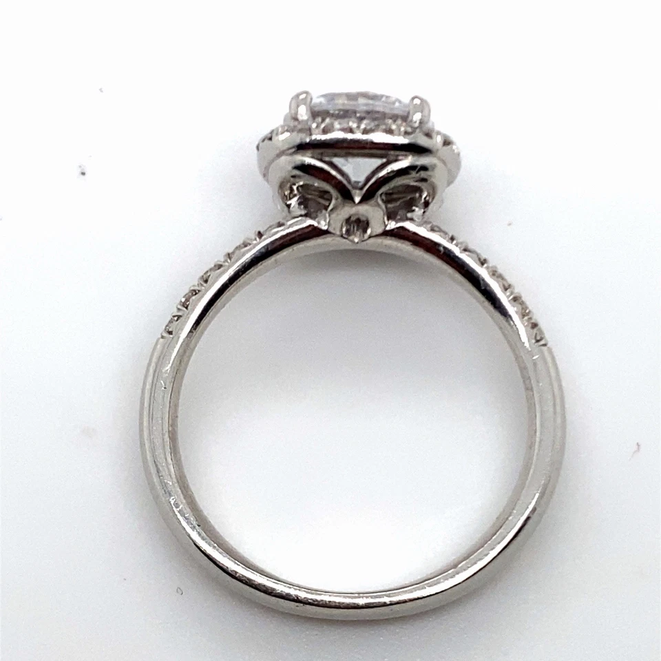 Anillo de compromiso con halo de platino centro de circonita cúbica Foto 2 de 3