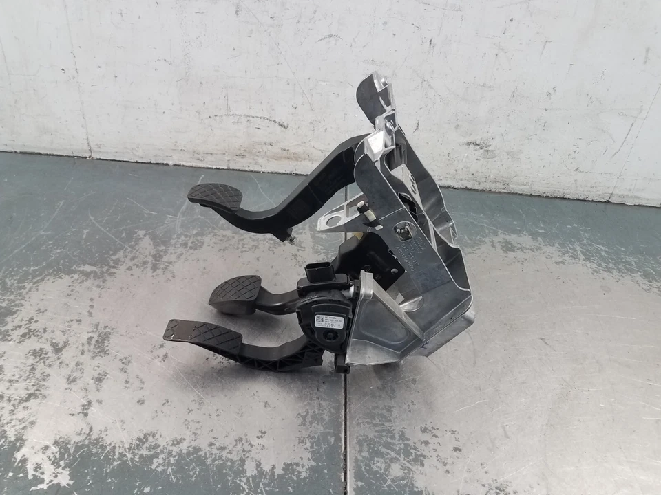 2012 Audi S4 Quattro B8 Throttle / Brake / Clutch Pedal Assembly #1717 A8 - Image 4 of 4