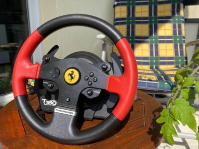 Thrustmaster - TM T150 Ferrari Racing Wheel inkl. Pedale - Schwarz/Rot - PS4