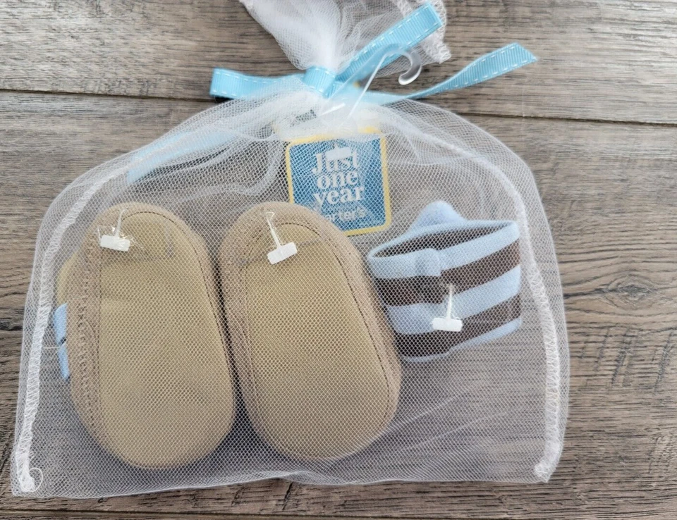 Bebé Niño Nuevo Solo Un Año Carter's Recién Nacido 2 piezas Zapatos de Fútbol y Sonajero Foto 2 de 2