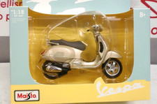 MAISTO 1/18 - VESPA GTS 300 - 2017