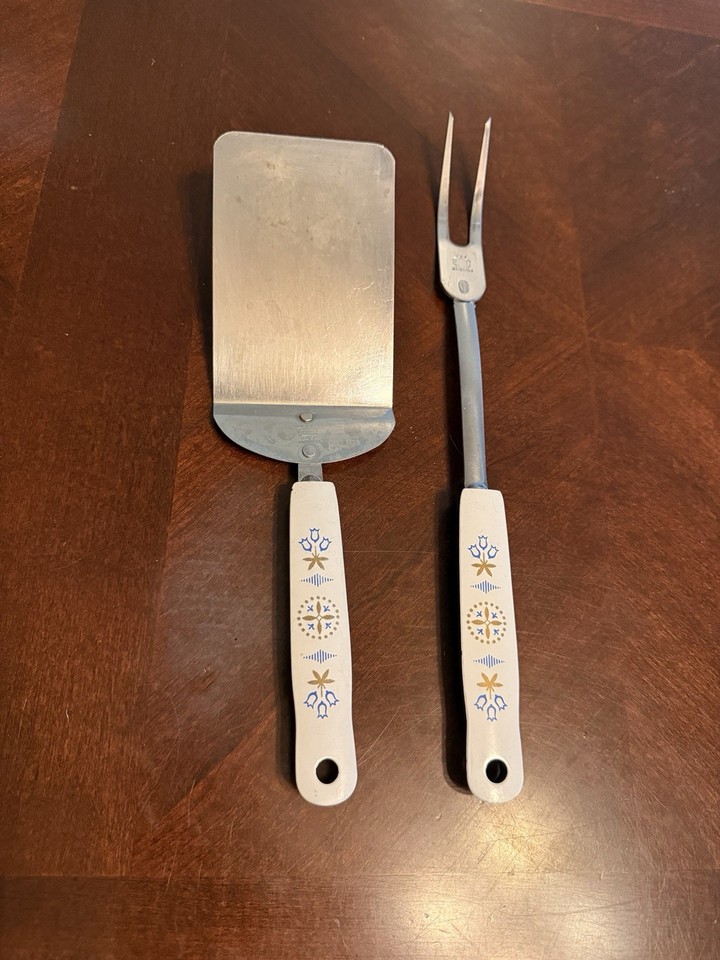 Dead-stock-vibes Ekco BBQ spatula & fork set with that irresistible White/Blue/Gold Tulip mid-century pattern — straight out of a 1960s backyard cookout.
