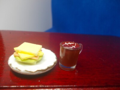 EIN KÄSE- UND SCHINKENSANDWICH UND EINE TASSE KAFFEE FÜR EIN PUPPENHAUS