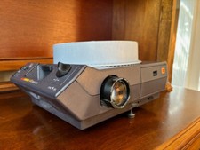 Kodak 4400 carousel slide projector W/ carousel, lens, remote, extra bulb manu