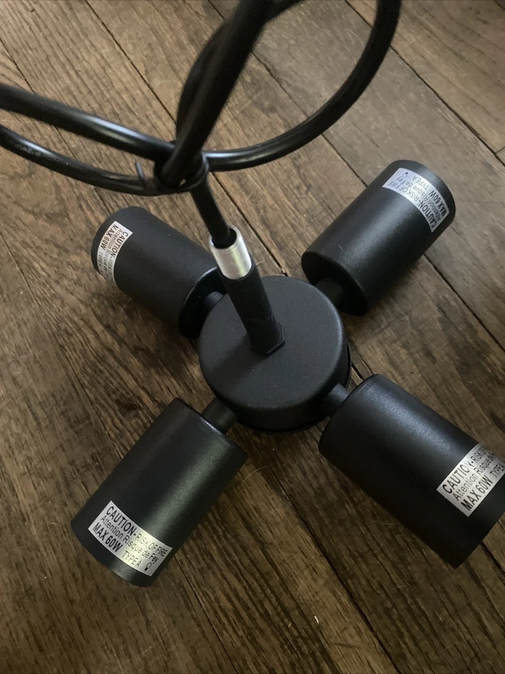 Lámpara de techo moderna de 4 vías montaje en caída negra I Foto 2 de 3