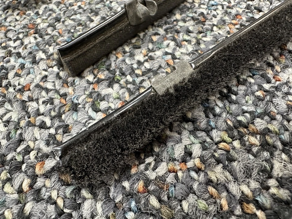 Morris Minor 1000 Door Weather Strips Felt Qty4 with Clips NEW! - Image 3 of 3