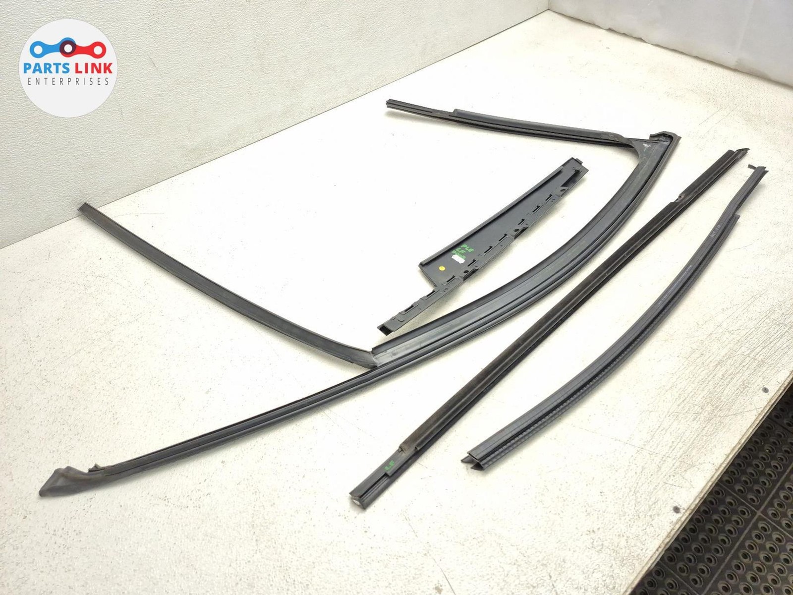 2016-20 BENTLEY BENTAYGA FRONT LEFT DOOR WEATHERSTRIP BELT MOLDING TRIM SET 636