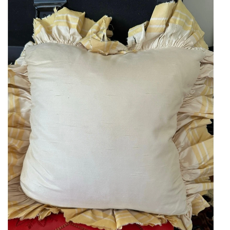 "Almohada victoriana de seda vintage pintada a mano con volantes amarilla relleno de plumón 22"" LEER Foto 3 de 4