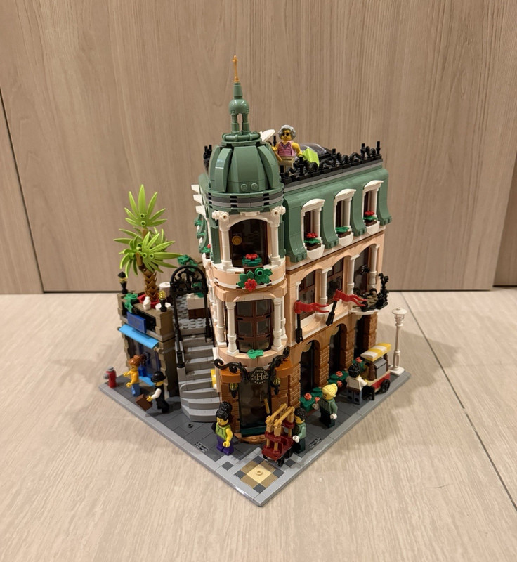 LEGO Icons Boutique Hotel 10297, USED, All minifigures, No Box, No Instructions