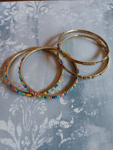 Vintage Posten 4 Armreif dünne Stapelarmbänder goldfarben Metall Regenbogen Perlen 2 5/8"