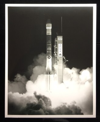USAF DELTA II  LAUNCHING FROM PAD 17-A SPECIAL INTEREST B & W PHOTO PL89-11214