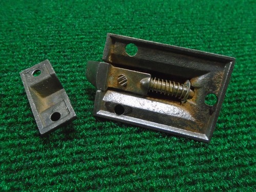 EARLY CAST CABINET LATCH w/ SLIDE KNOB and with KEEPER (17554-4) - Picture 4 of 7