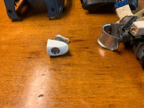 2010 - 2013 KIA SOUL manual trans — ignition switch w/key column cover and lock - Picture 3 of 10