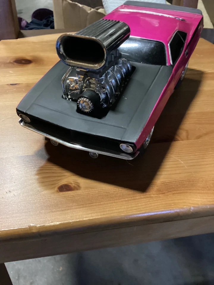 Muscle Machines 1/18 比例模型-1970 年普利茅斯库达-粉红色 状况完好 — 第 2/4 张图片