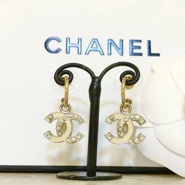 Chanel hoop Earrings CC Logo beige Gold Rhinestone Pearl 07A 081