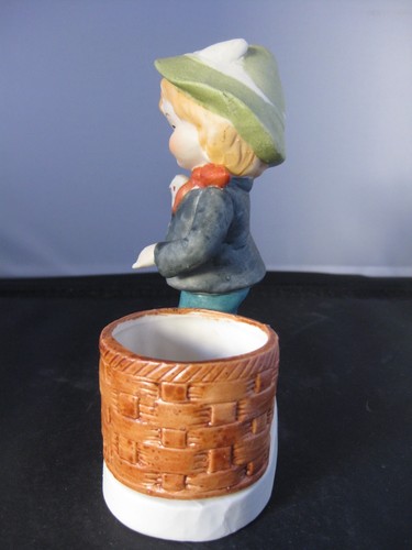 Candelabro vintage niño sosteniendo estatuilla de conejo estatua - Imagen 4 de 6