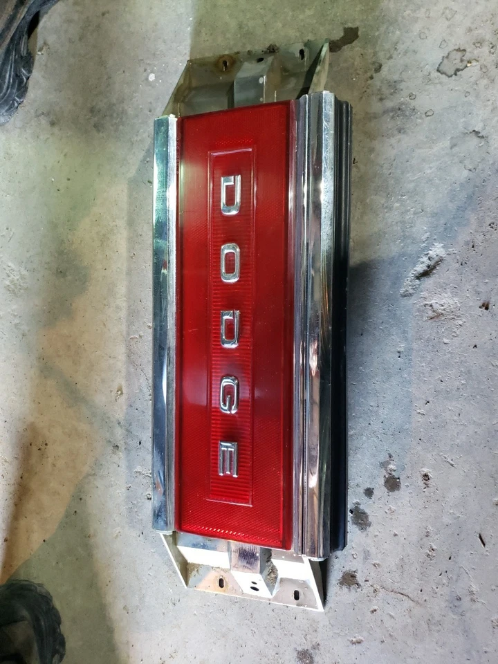 Dodge Dynasty 1988-1993 luz trasera central emblema moldura (OEM) Foto 4 de 4