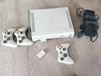 Xbox 360 (Original /  Phat -Modell) mit dem Zephyr-Mainboard.  3 Controllern
