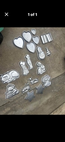 Lot of 19 Cake Pans