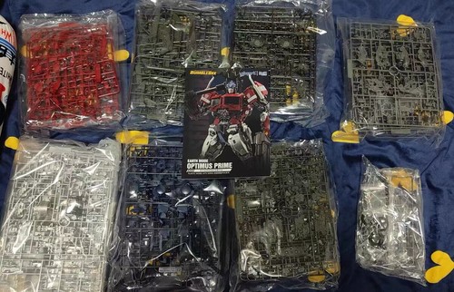 New Yolopark/SOSKILL Bumblebee OptimusPrime Shockwave Assemble Model Kit - Picture 9 of 23