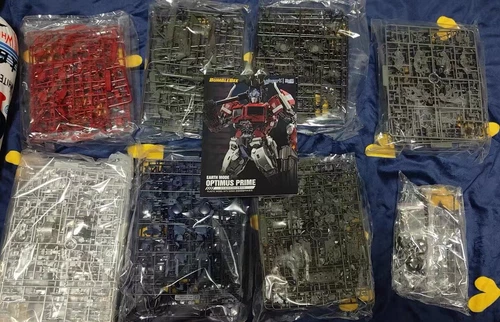 New Yolopark/SOSKILL Bumblebee OptimusPrime Shockwave Assemble Model Kit - Picture 9 of 26
