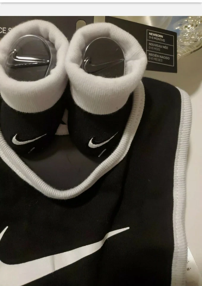Conjunto de botines y babero para bebé Nike, talla 0-6 meses, blanco, negro, regalo de ducha S3 Foto 4 de 4