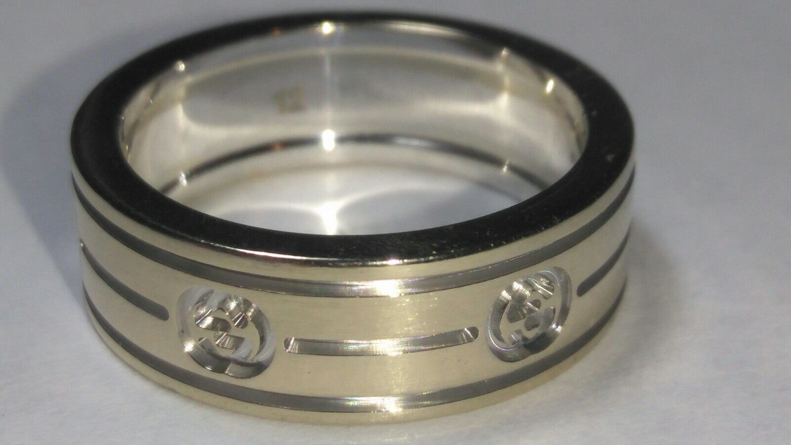 Solid 18k white gold Gucci monogram band ring 8.0… - image 3