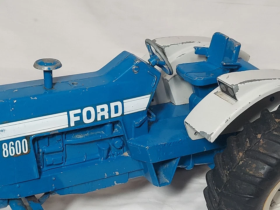 Tractor de juguete vintage Ford 8600 1/12 metal fundido a presión azul Ertl Foto 3 de 4