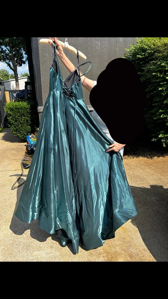 Vestido de graduación Sherri Hill verde metálico  Foto 3 de 4