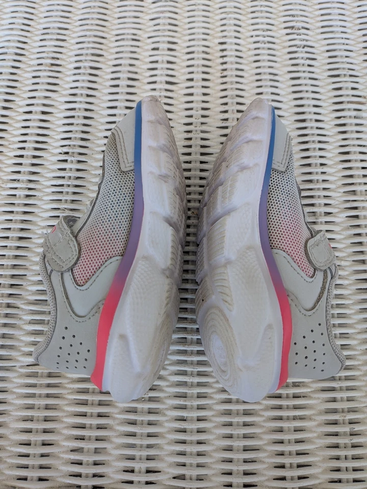 Under Armour Assert Infantil Niño Niña Zapatos para Correr Gris Arco Iris Talla 6K Foto 3 de 4