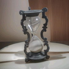 Sanduhr aus Glas mit schwarzem Metallgestell,...