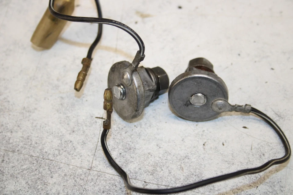 Suzuki TS250 1975 Savage soportes de faros pernos de tierra U12-2606. ABR Foto 3 de 4