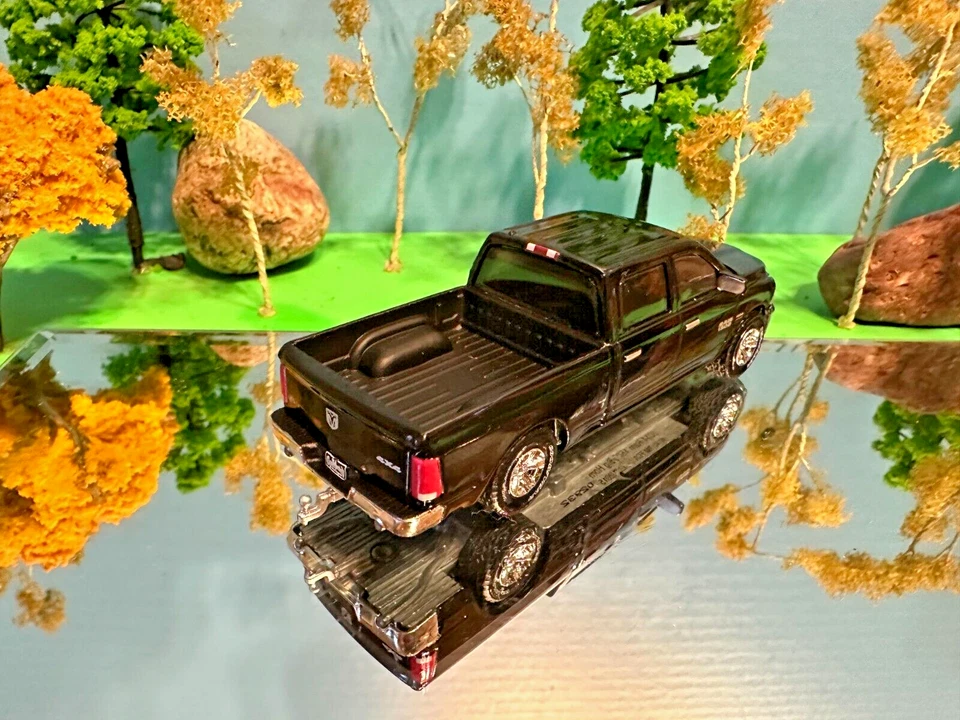 Ertl TOMY 1:64 Dodge RAM 2014, 1500, Negro 1ª Generación Big Horn Gas Monkey Foto 4 de 4