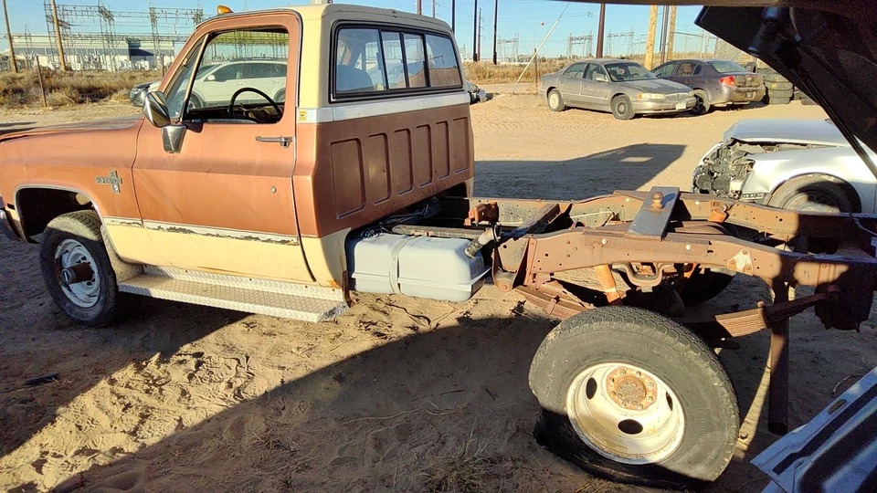 Pinza de freno delantera derecha Chevy K30 1979-1988 pasajero con soporte de montaje OEM Foto 4 de 4