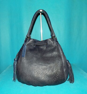 sac LA BAGAGERIE en cuir bleu porté épaule