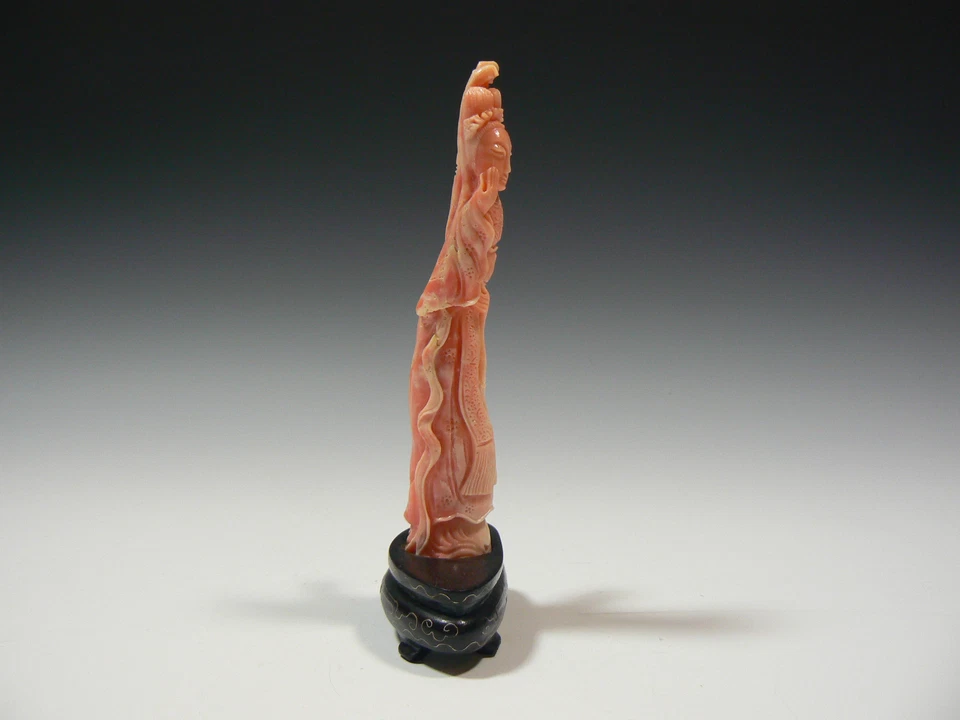 Antiguo coral tallado chino Kwan Yin y loro con incrustación de alambre base de madera Foto 2 de 4