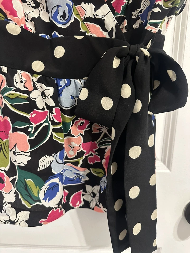 Top envolvente Anthropologie Odille 100 % seda floral lunares talla 6 manga con volantes Foto 2 de 4