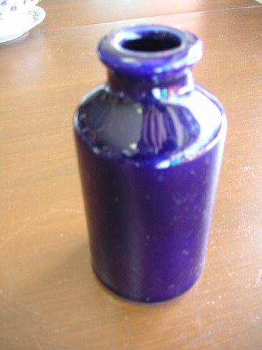 Cobalt Blue Ceramic Milk Bottle Shaped Village Bath Product 5.5"h Bottle  - 第 1/6 張圖片