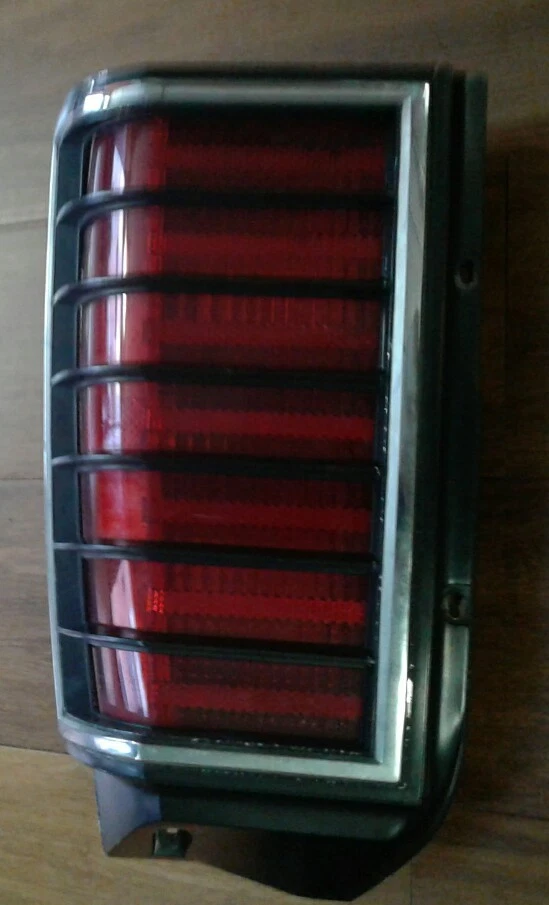 1986 PONTIAC 6000 WAGON RH CONJUNTO DE LANTERNA TRASEIRA LATERAL DE PASSAGEIROS - USADO FABRICANTE DE EQUIPAMENTO ORIGINAL - Imagem 2 de 4