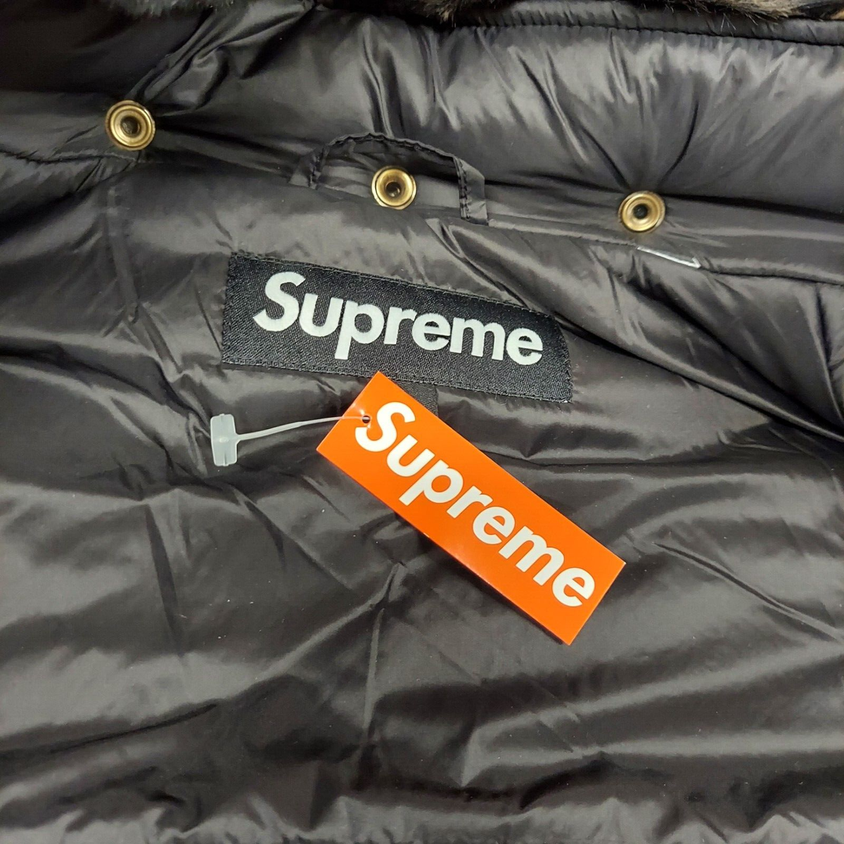 Supreme Faux Fur Hooded Vest Black brand new w / Tag Large Supreme Faux Fur Hooded Vest Black brand new w / Tag Large
