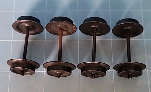 SB1b: (4) Lionel Postwar Metal Wheels & Axle Set O Gauge Freight Car Parts - Picture 2 of 2