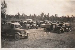 Photo soldat allemand WW2 groupe de camions sur le terrain 6894