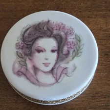 Vintage 1960's Avon Cameo Lady Powder Compact w Mirror & Puff 2.5" / Read