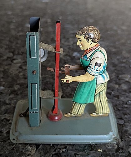 U.S. ZONE tin Steam Engine Accessory, ARNOLD M75 Press Operator super CLEAN