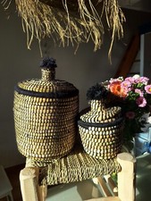 Panier berbère marocain en jonc de mer avec couvercle – Élégance bohème en noir