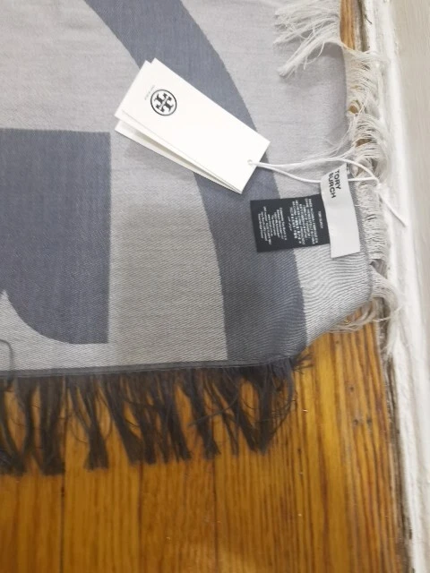NUEVO CON ETIQUETAS TORY BURCH bufanda jacquard con logotipo dividido gris $188 Foto 4 de 4