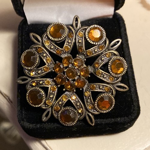 Vintage Brooch/Pin With Yellow Rhine Stones In Flower Design
