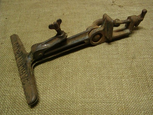 Vintage Sargent Cast Iron Saw Vise > Old Antique Saws